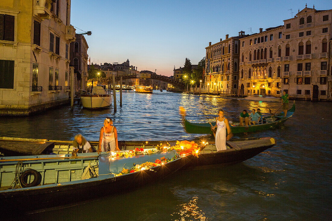 Viva Voga Veneta, association for rowing revival, traditional rowing boat, womens rowing club, rowing sport, evening light, lanterns, theatre and culture event on the canals, Venice, Veneto, Italy