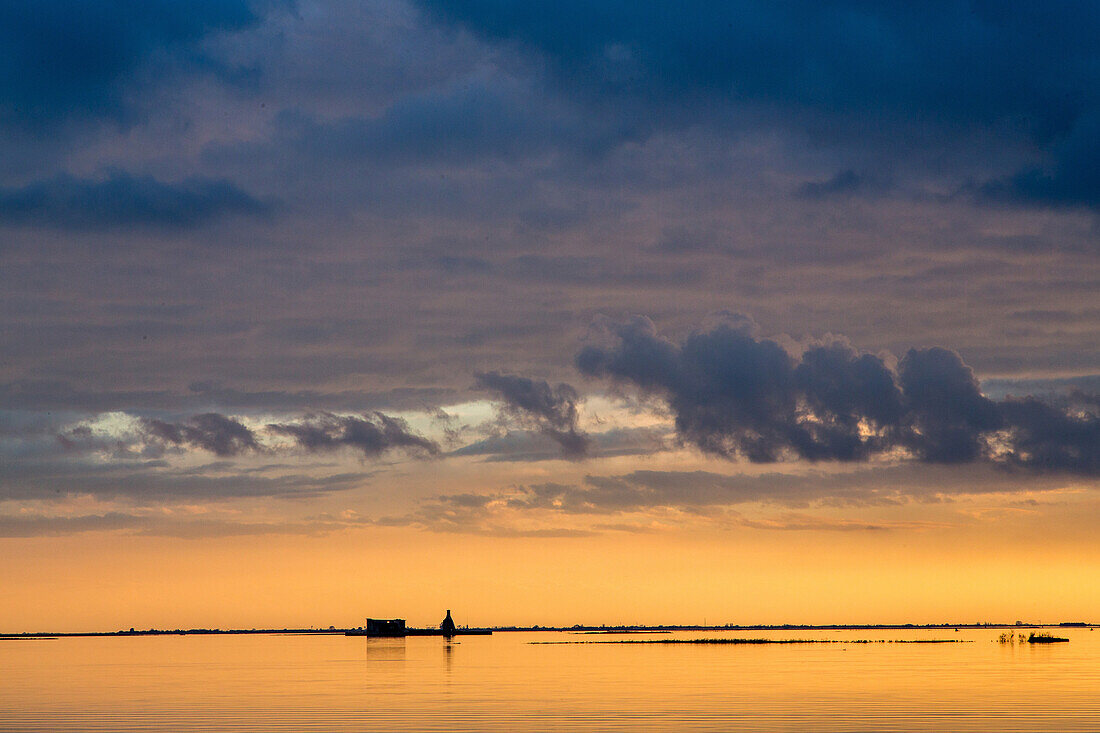 Abendhimmel und dramatische Wolken über der Ruine des Casone Barenon, Venedig, Venetien, Italien