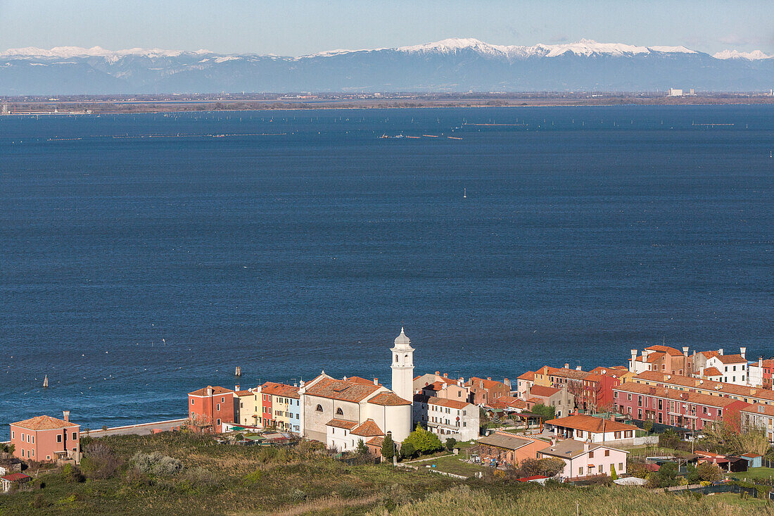 Luftaufnahme, Fischerdorf Malamocco auf dem Lido, im Hintergrund die schneebedeckten Alpen, Lagune von Venedig, Italien