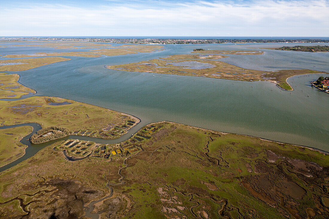 Luftaufnahme der Salzmarsch, Barene am Canale di Burano, Kanal ist wichtiger Wasserweg der Lagune, Lagune von Venedig, Italien