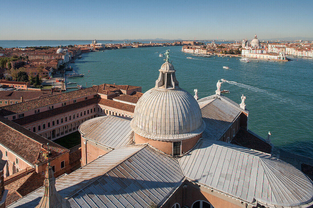 Blick vom Campanile über Kuppel der Basilika San Giorgio Maggiore, Lagune von Venedig, Italien