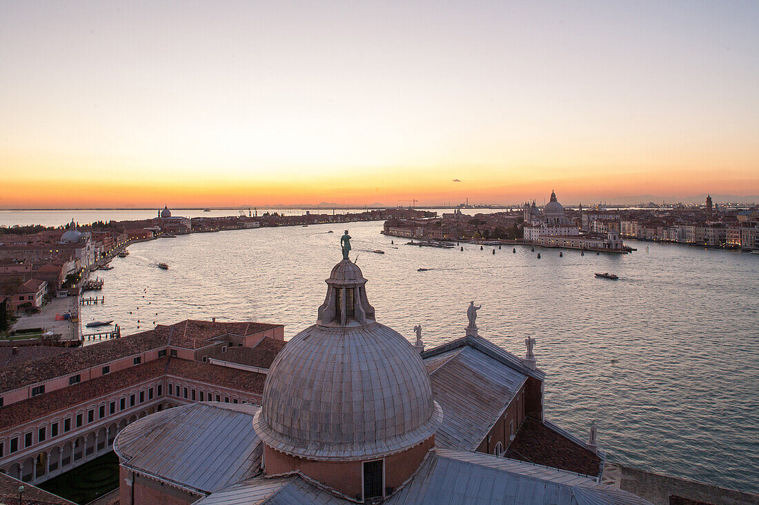 Blick vom Campanile über Kuppel der Basilika San Giorgio Maggiore, Lagune von Venedig, Italien