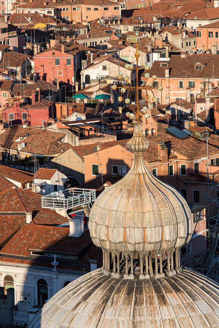 Blick vom Campanile Piazza San Marco auf Kuppel von Markusdom, Lagune von Venedig, Italien