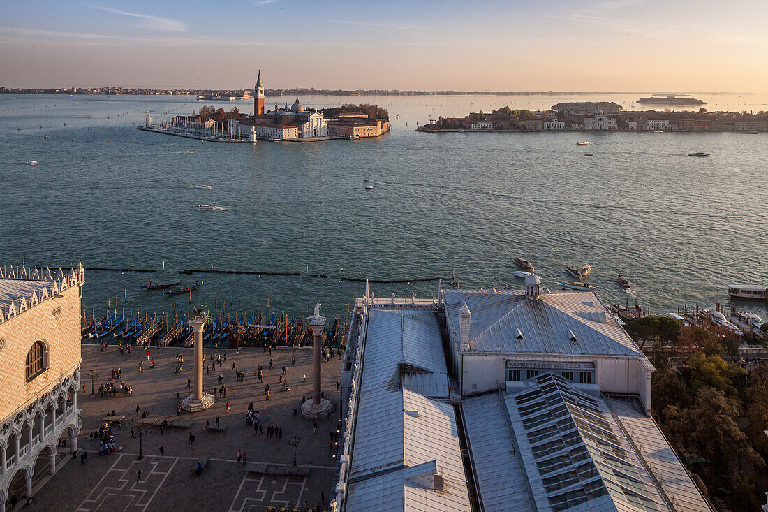 Abendlicht, Blick vom Campanile Piazza San Marco, Dogenpalast, Nationalbibliothek und Piazetta San Marco, Venedig, Italien