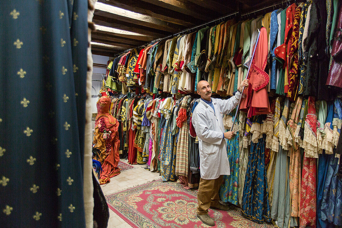 costume tailor, Francesco Briggi, artisan, historic, atelier Pietro Longhi, workshop, rental, carnival, custom made, Venice, Italy