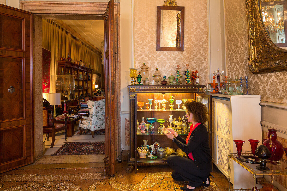 Glas-Sammler präsentieren die besten Stücke von Murano-Glasobjekten in ihrer Privatwohnung im Palazzo Barbarigo, Venedig, Italien