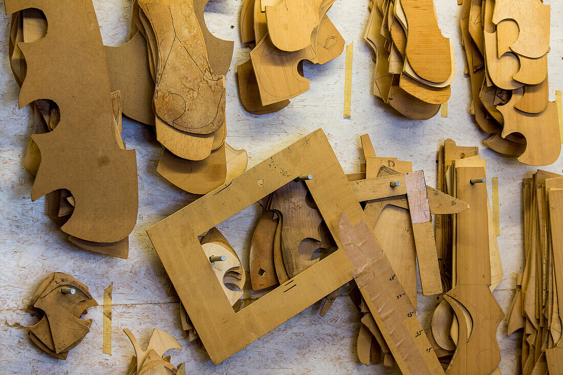 Werkzeug und Schablonen in der Werkstatt eines Forcola- und Ruderbauers in Venedig, Italien