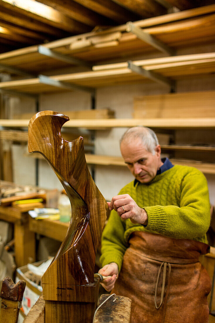 Werkstatt eines Forcola- und Ruderbauers, Handarbeit von Ruderdollen, Venedig, Italien