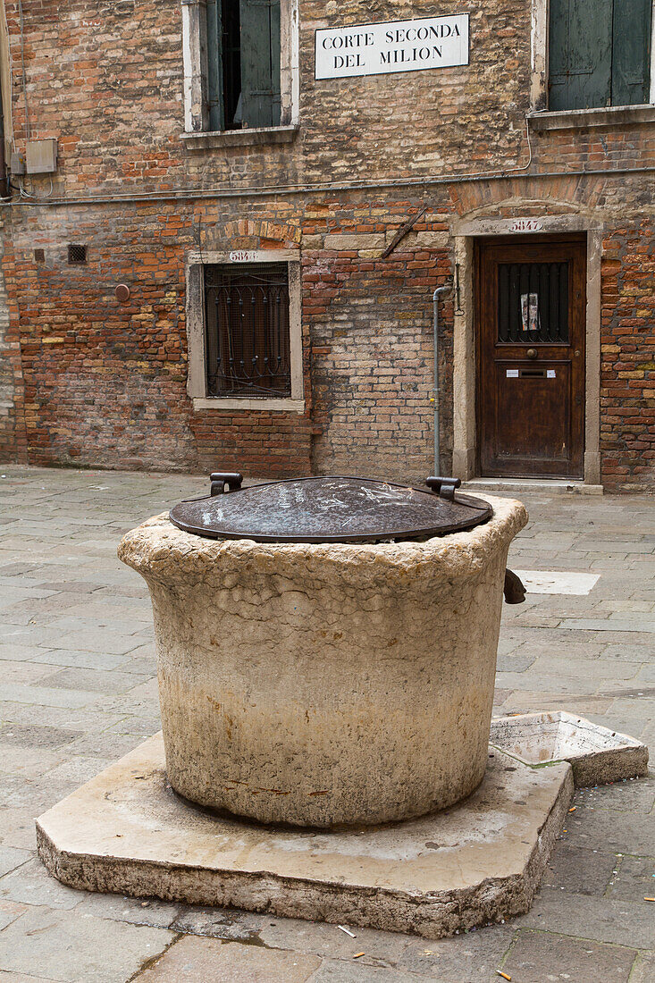 Brunnen über Trinkwasserzisterne, Brunnenkopf aus Stein, Venedig, Italien