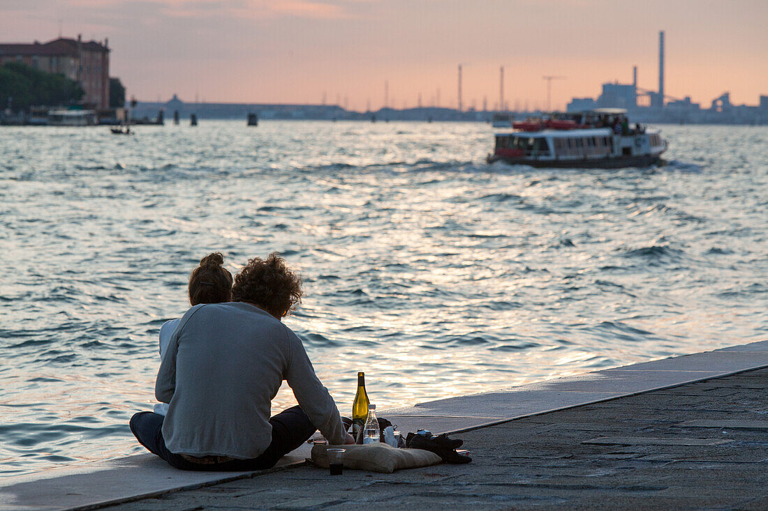 Verliebtes Paar am Kai des Riva degli Schiavoni, Picknick am Kai, Venedig, Italien