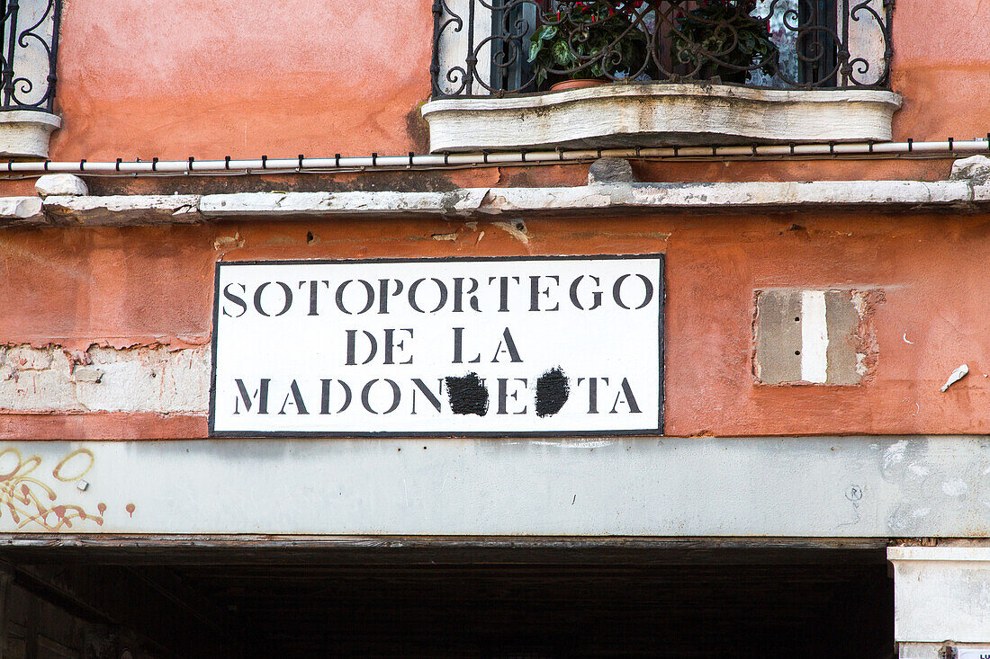 Nizioleto oder Kleines Betttuch heißen die Strassenschilder in Venedig