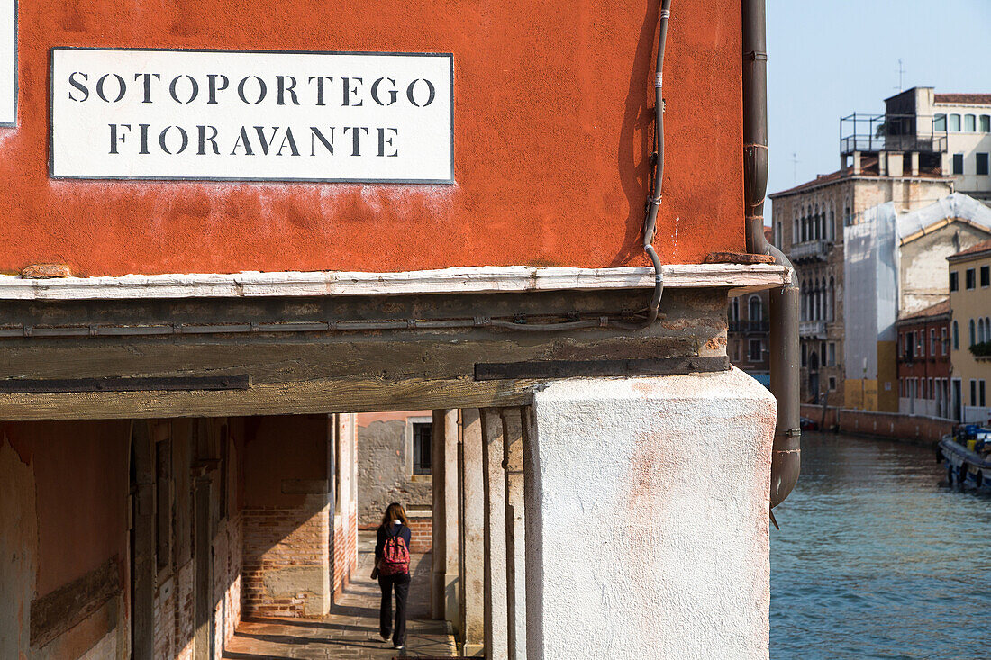 Nizioleto oder Kleines Betttuch heißen die Strassenschilder in Venedig