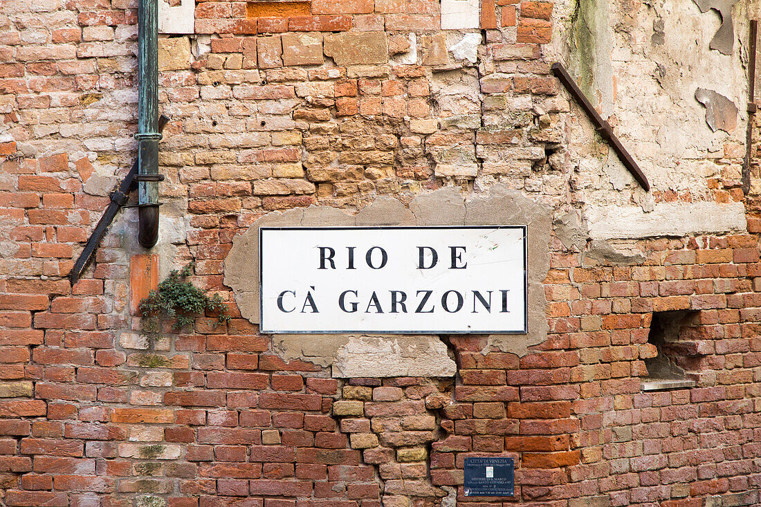 Nizioleto, small cloth, painted street signs, walls, directions, historic, traditional, Venice, Italy