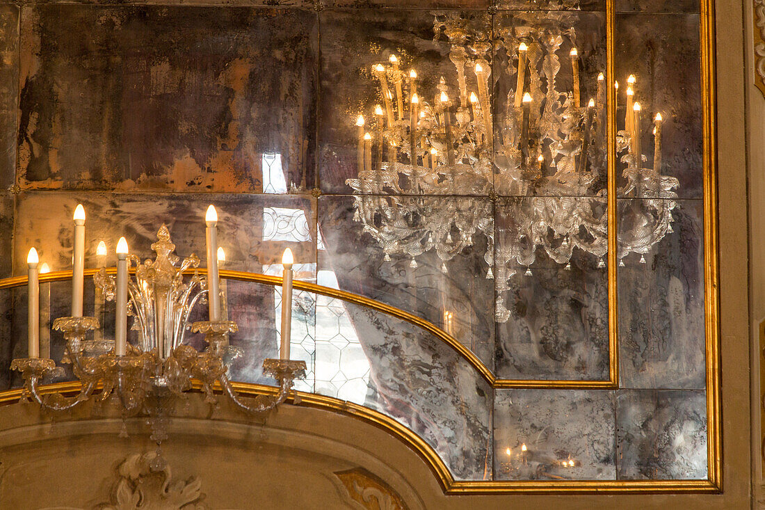 Muranoglas-Spiegel und Kronleuchter in einem Palazzo der Universität Ca' Foscari, Venedig, Italien