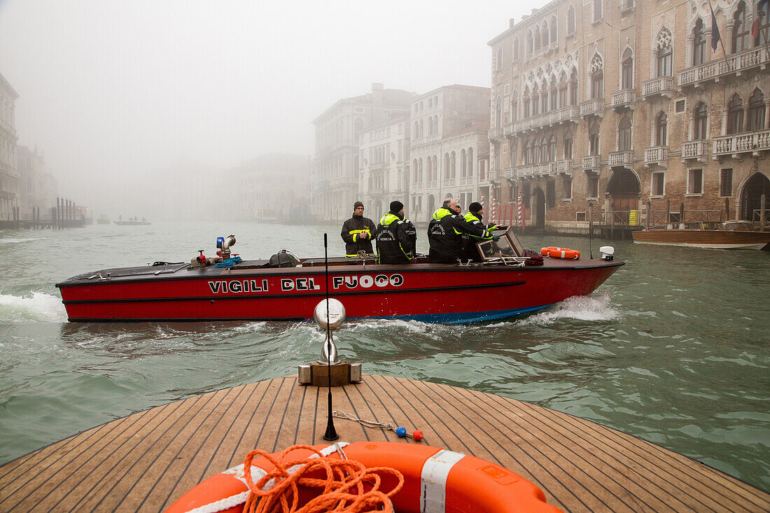 Zentrale Feuerwache am Rio di Ca' Foscari, Löschboote mit Mannschaft auf dem Canal Grande, Übung, Berufsfeuerwehr, Venedig, Italien