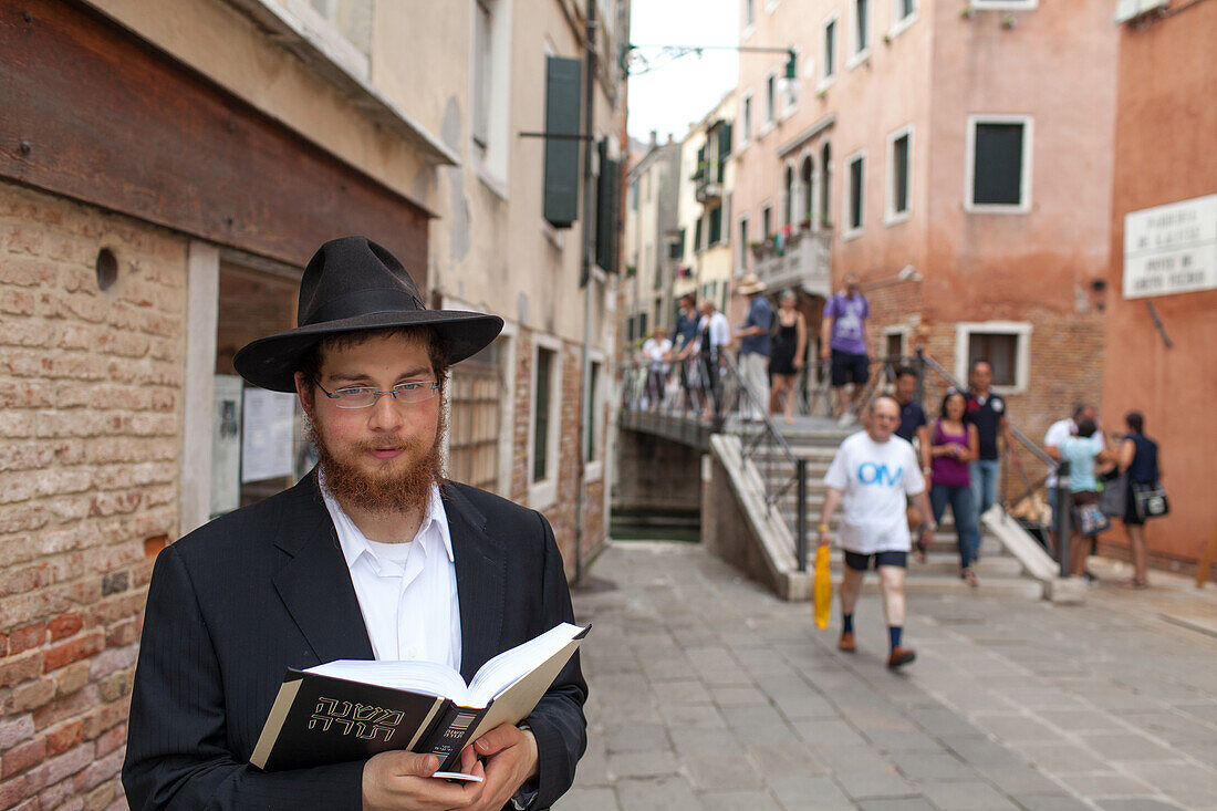 Orthodoxer Jude aus den USA mit Thora, Campo del Ghetto Nuove, Venedig, Italien