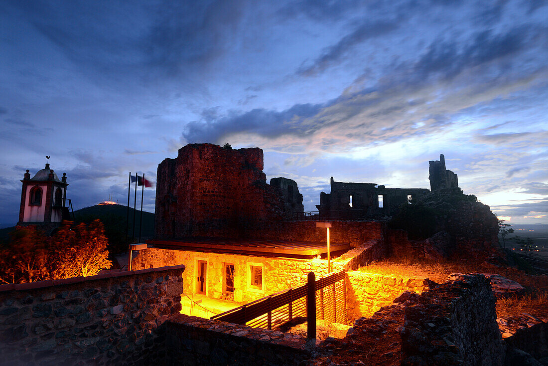 Burg von Castelo Rodrigo bei Nacht, östliches Centro, Portugal