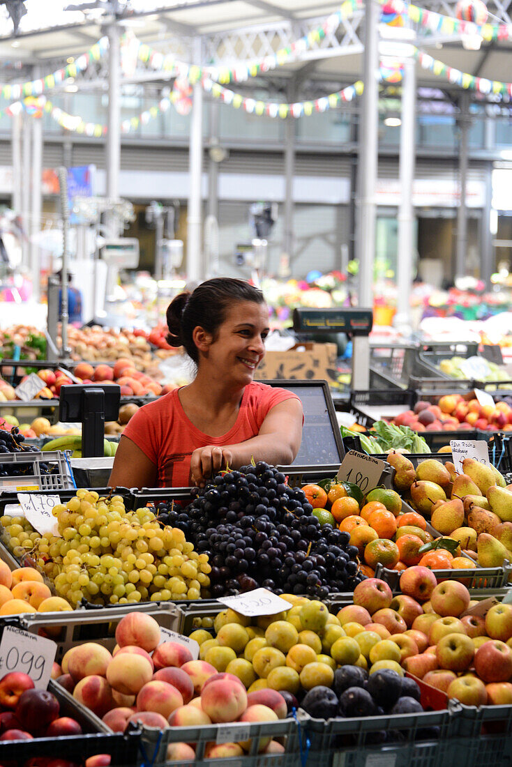 Obst und Gemüse Verkäuferin, Markthalle, Figuera da Foz, Centro, Portugal