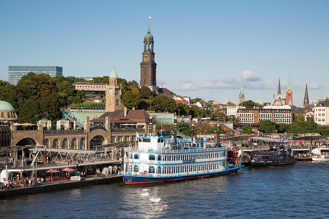 Ausflugsboot und Schaufelraddampfer Louisiana Star auf Fluss Elbe an den Landungsbrücken St. Pauli, Hamburg, Hamburg, Deutschland, Europa