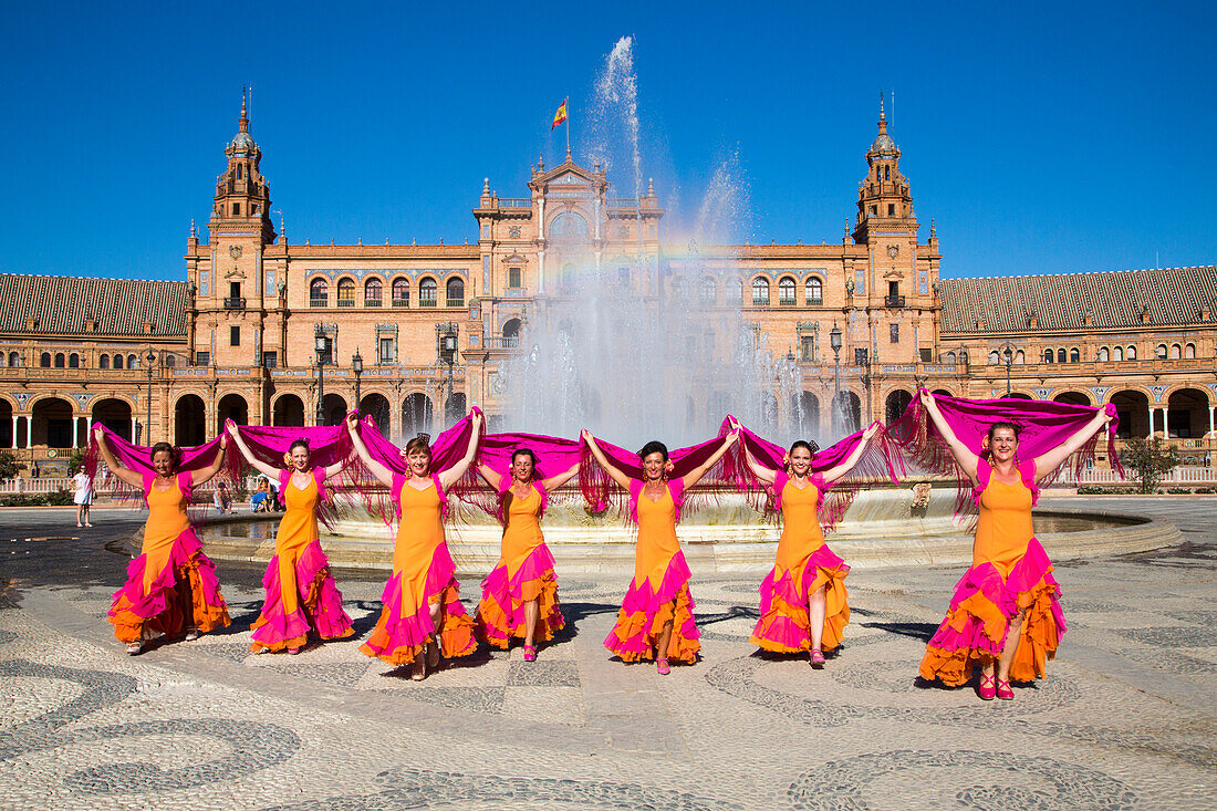 Kostümierte Tänzerinnen der Flamenco Fuego Tanzgruppe vor Springbrunnen an der Plaza de Espana, Sevilla, Andalusien, Spanien, Europa