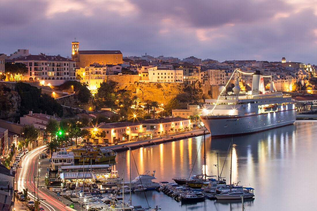 Kreuzfahrtschiff MS Deutschland (Reederei Peter Deilmann) und Altstadt in der Abenddämmerung, Mahon, Menorca, Balearen, Spanien, Europa