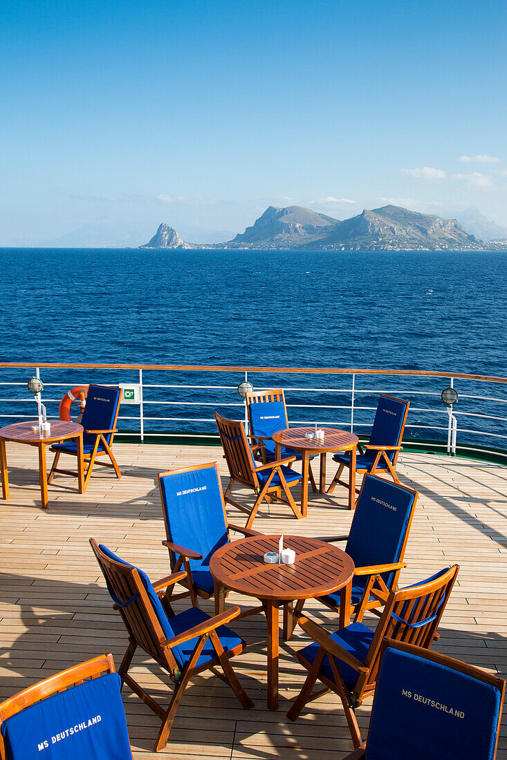 Tische und Stühle an Deck von Kreuzfahrtschiff MS Deutschland (Reederei Peter Deilmann) vor Küste, Mittelmeer, nahe Palermo, Sizilien, Italien, Europa