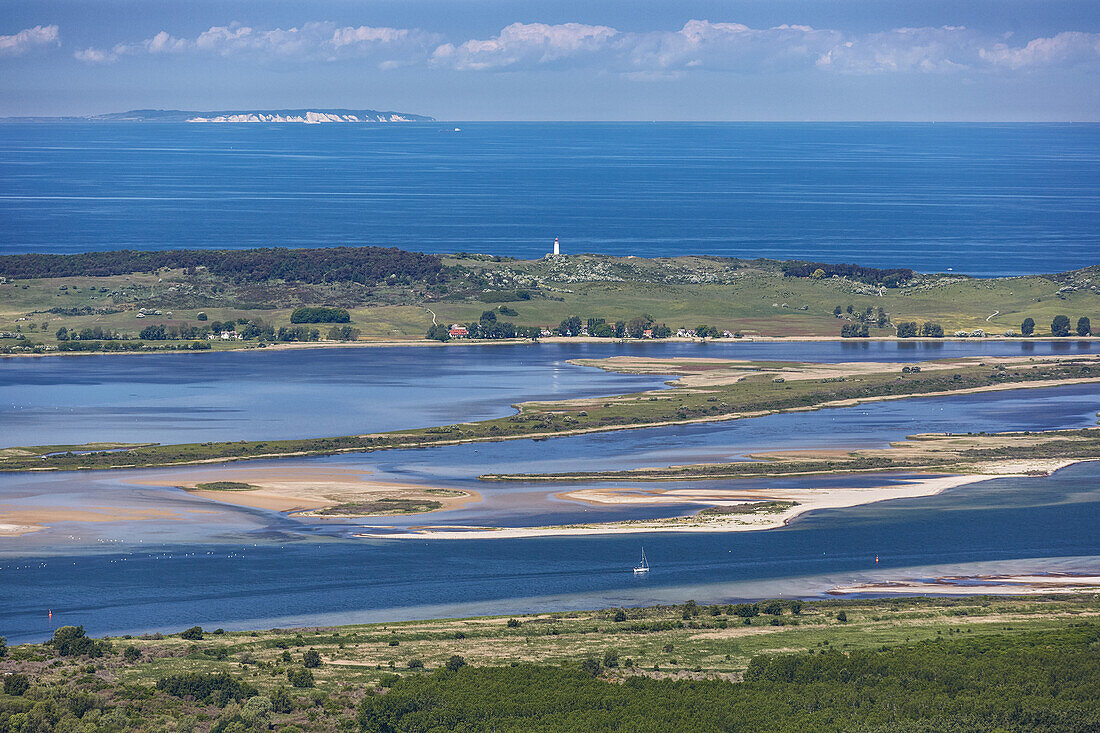 Luftbild, Insel Rügen im Vordergrund, dahinter die Insel Hiddensee mit dem Leuchtturm und am Horizont die Insel Mön (Dänemark), Nationalpark Vorpommersche Boddenlandschaft, Mecklenburg Vorpommern, Deutschland