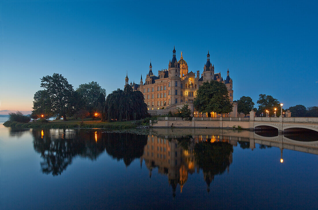 Burgsee und Schloss Schwerin im Abendlicht, Mecklenburg Vorpommern, Deutschland