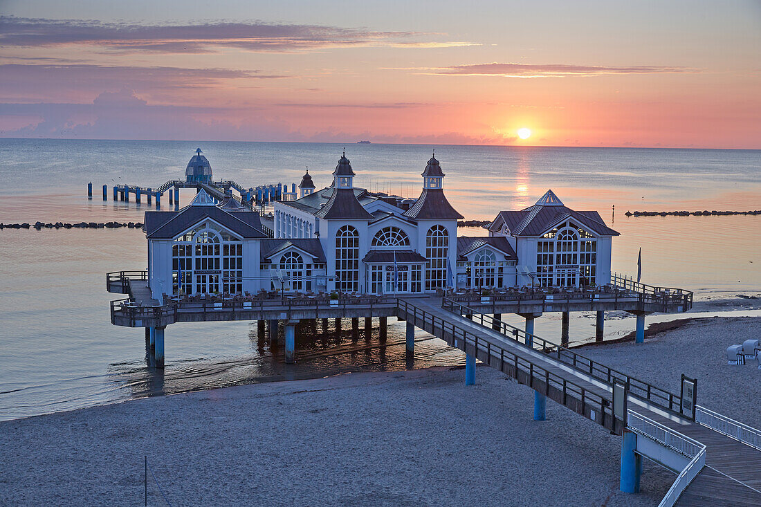 Sonnenaufgang an der Seebrücke Sellin, Insel Rügen, Mecklenburg Vorpommern, Deutschland