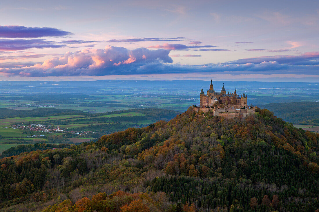 Blick zur Burg Hohenzollern, bei Hechingen, Schwäbische Alb, Baden-Württemberg, Deutschland