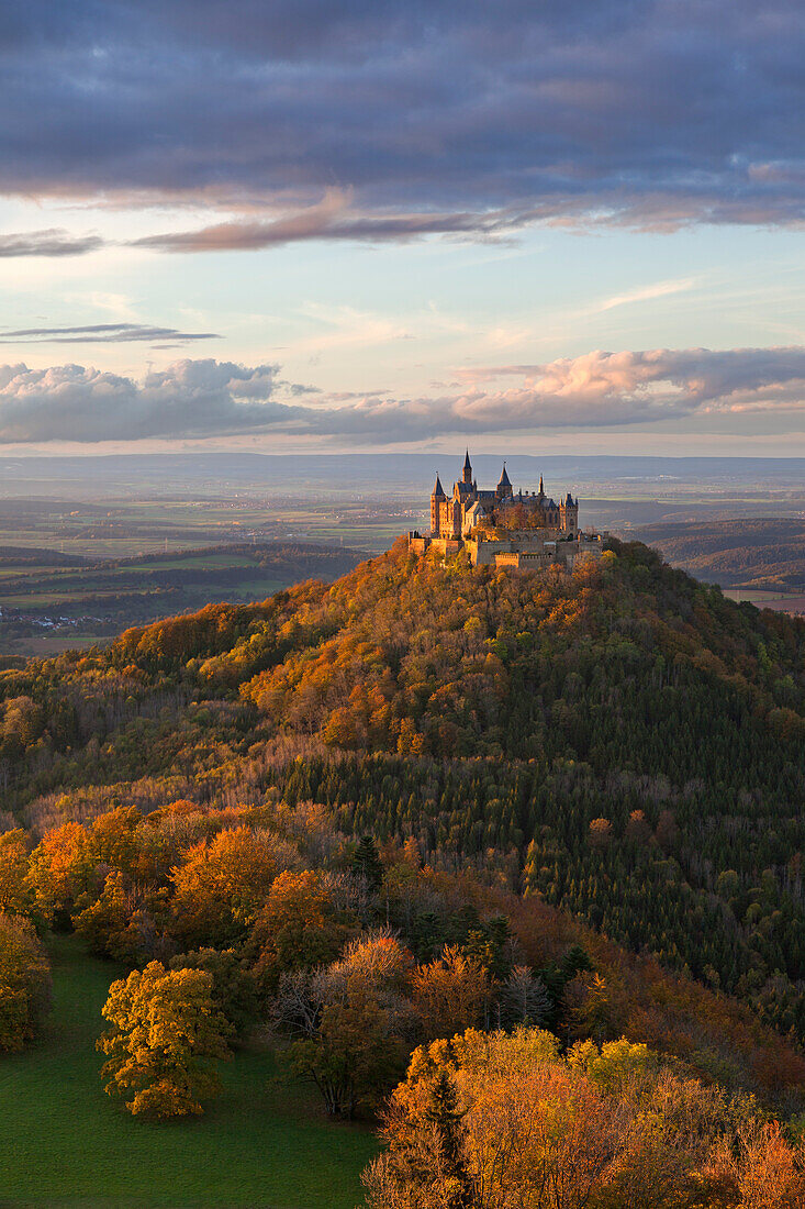 Blick zur Burg Hohenzollern, bei Hechingen, Schwäbische Alb, Baden-Württemberg, Deutschland