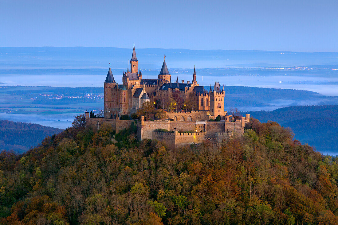 Blick zur Burg Hohenzollern, bei Hechingen, Schwäbische Alb, Baden-Württemberg, Deutschland