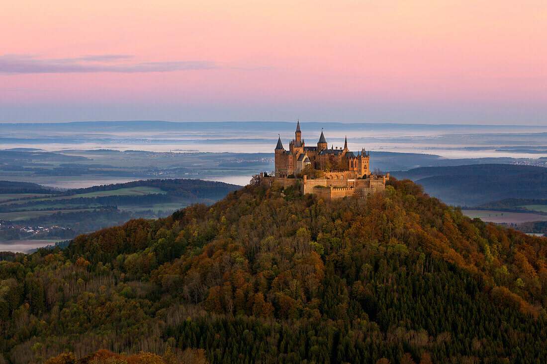 Blick zur Burg Hohenzollern, bei Hechingen, Schwäbische Alb, Baden-Württemberg, Deutschland