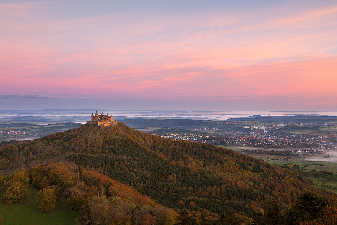 Blick zur Burg Hohenzollern, bei Hechingen, Schwäbische Alb, Baden-Württemberg, Deutschland