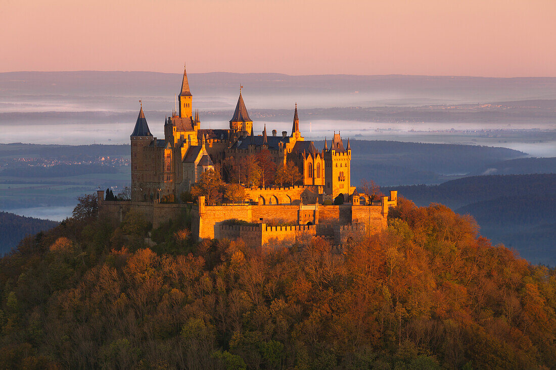 Blick zur Burg Hohenzollern, bei Hechingen, Schwäbische Alb, Baden-Württemberg, Deutschland