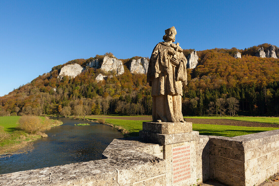 Figur des St. Nepomuk auf der Brücke über die Donau bei Hausen, Naturpark Oberes Donautal, Schwäbische Alb, Baden-Württemberg, Deutschland