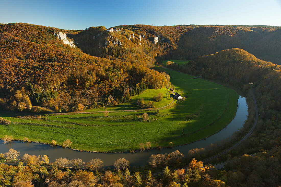 Blick über die Schleife der Donau zur Burg Wildenstein, Naturpark Oberes Donautal, Schwäbische Alb, Baden-Württemberg, Deutschland
