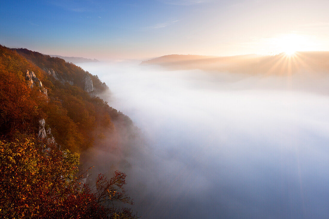 Nebel im Tal der Donau, Blick zum Schloss Werenwag, Naturpark Oberes Donautal, Schwäbische Alb, Baden-Württemberg, Deutschland