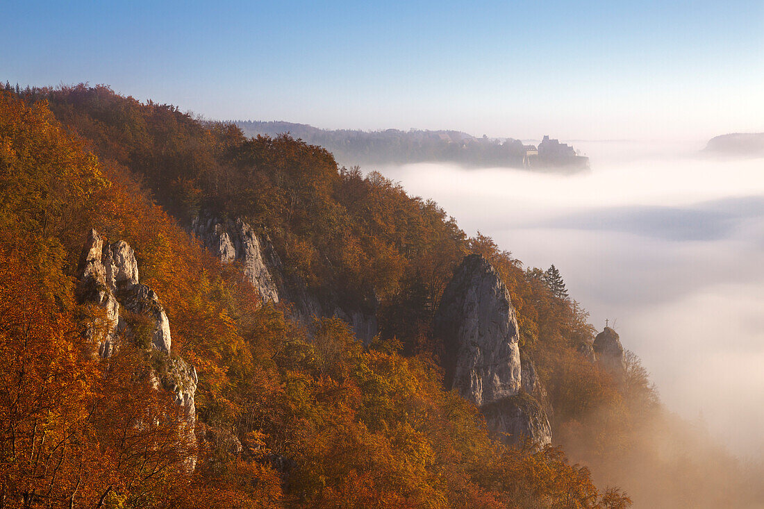 Nebel im Tal der Donau, Blick zum Schloss Werenwag, Naturpark Oberes Donautal, Schwäbische Alb, Baden-Württemberg, Deutschland