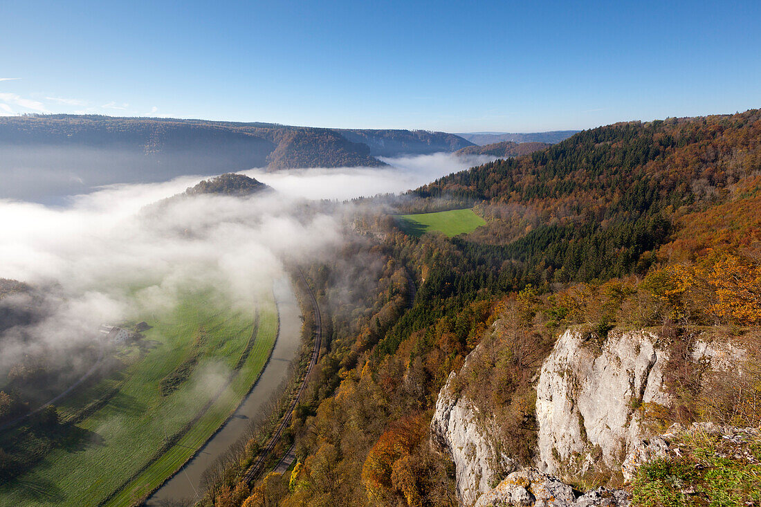 Nebel im Tal der Donau löst sich auf, Naturpark Oberes Donautal, Schwäbische Alb, Baden-Württemberg, Deutschland