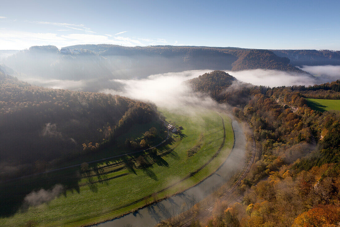 Nebel im Tal der Donau löst sich auf, Naturpark Oberes Donautal, Schwäbische Alb, Baden-Württemberg, Deutschland