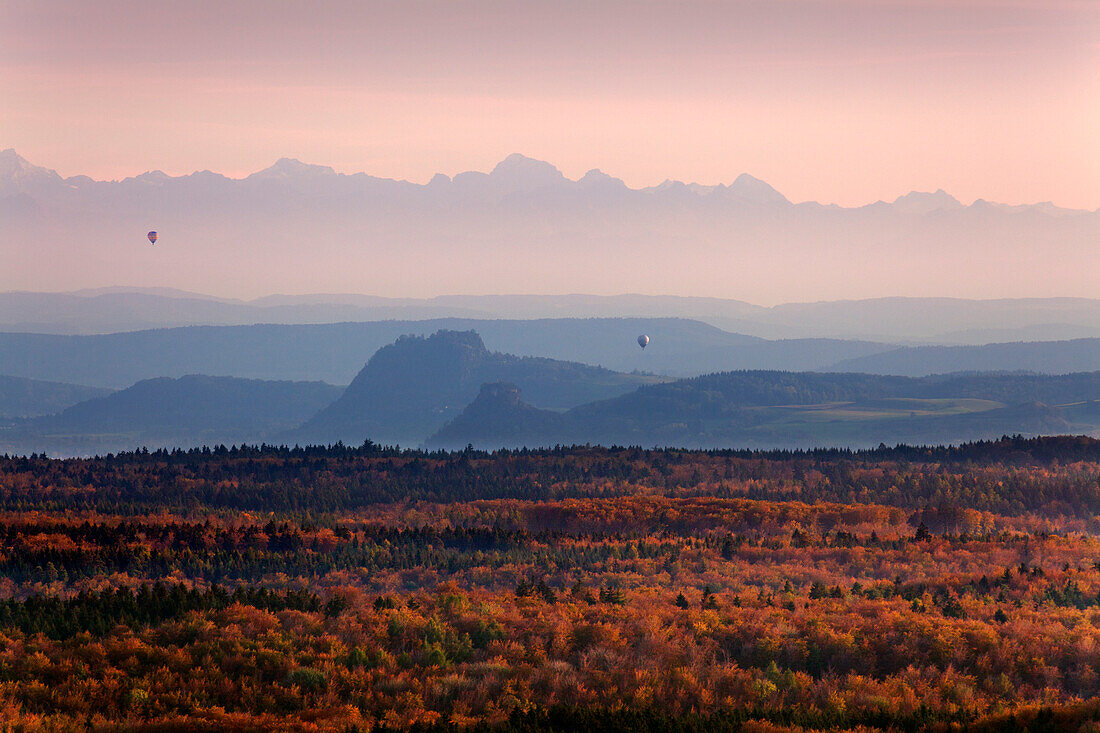 Heissluftballons schweben über den Vulkankegeln des Hegau, Hohentwiel und Hohenkrähen, Blick auf die Kette der Berner Alpen, Hegau, Baden-Württemberg, Deutschland