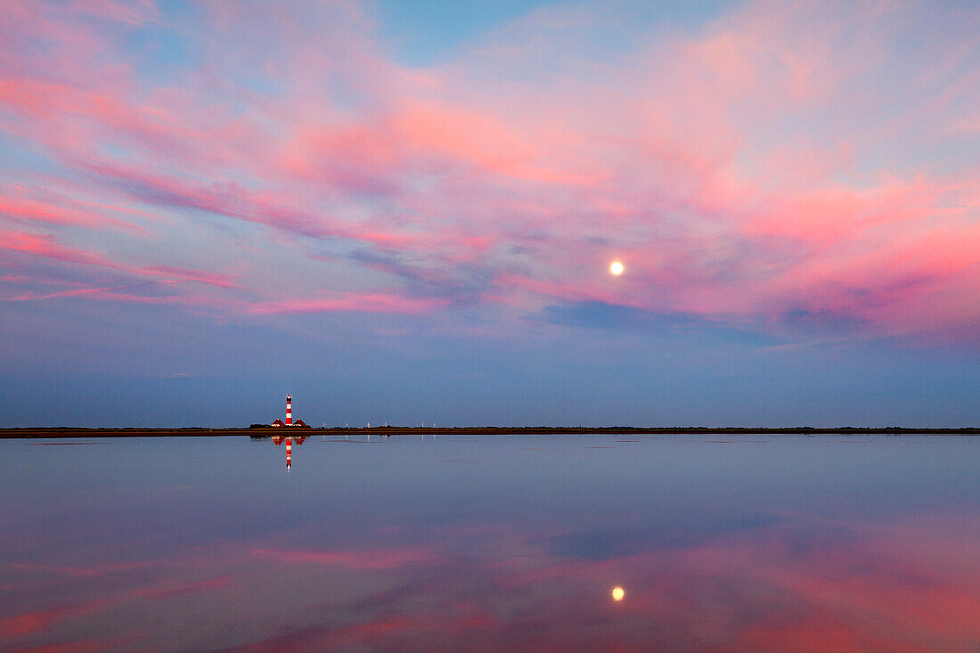 Leuchtturm und Mond spiegeln sich im Watt, Leuchtturm Westerhever, Halbinsel Eiderstedt, Schleswig-Holstein, Deutschland