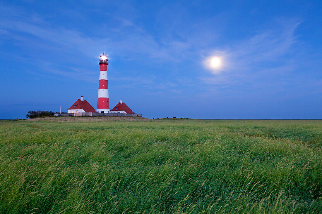 Leuchtturm Westerhever mit Vollmond, Halbinsel Eiderstedt, Schleswig-Holstein, Deutschland