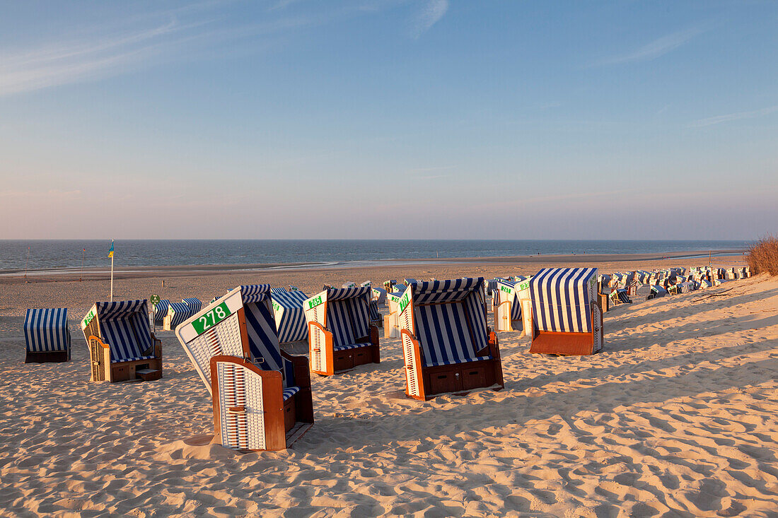 Strandkörbe am Nordstrand, Insel Norderney, Ostfriesland, Niedersachsen, Deutschland