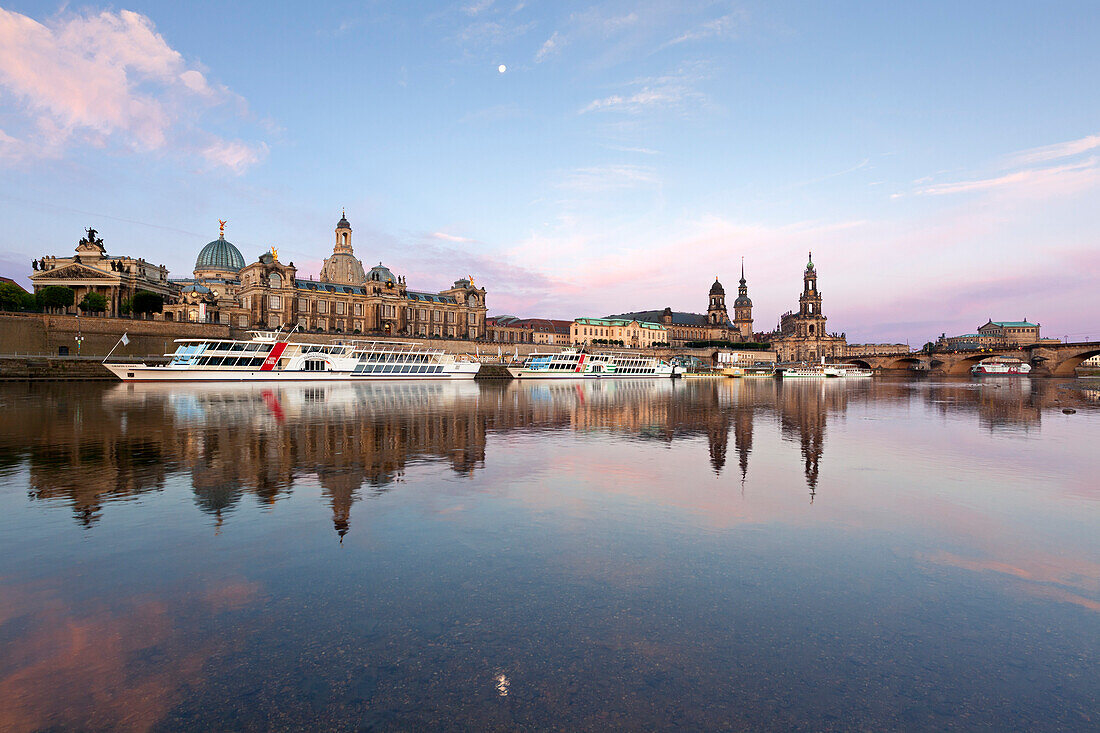 Morgenstimmung, Mond spiegelt sich in der Elbe, Brühlsche Terrasse, Frauenkirche, Ständehaus, Residenzschloss, Hofkirche und Semperoper, Dresden, Sachsen, Deutschland