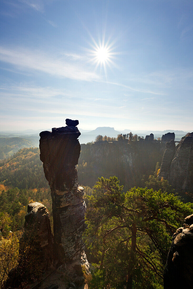 Wehlnadel, Blick zur Bastei, im Hintergrund Lilienstein, Pfaffenstein und Königstein, Nationalpark Sächsische Schweiz, Elbsandsteingebirge, Sachsen, Deutschland