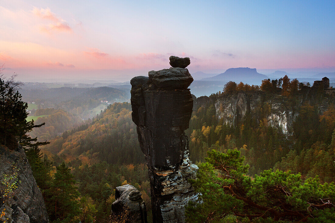 Wehlnadel, Blick zur Bastei, im Hintergrund Lilienstein und Pfaffenstein, Nationalpark Sächsische Schweiz, Elbsandsteingebirge, Sachsen, Deutschland