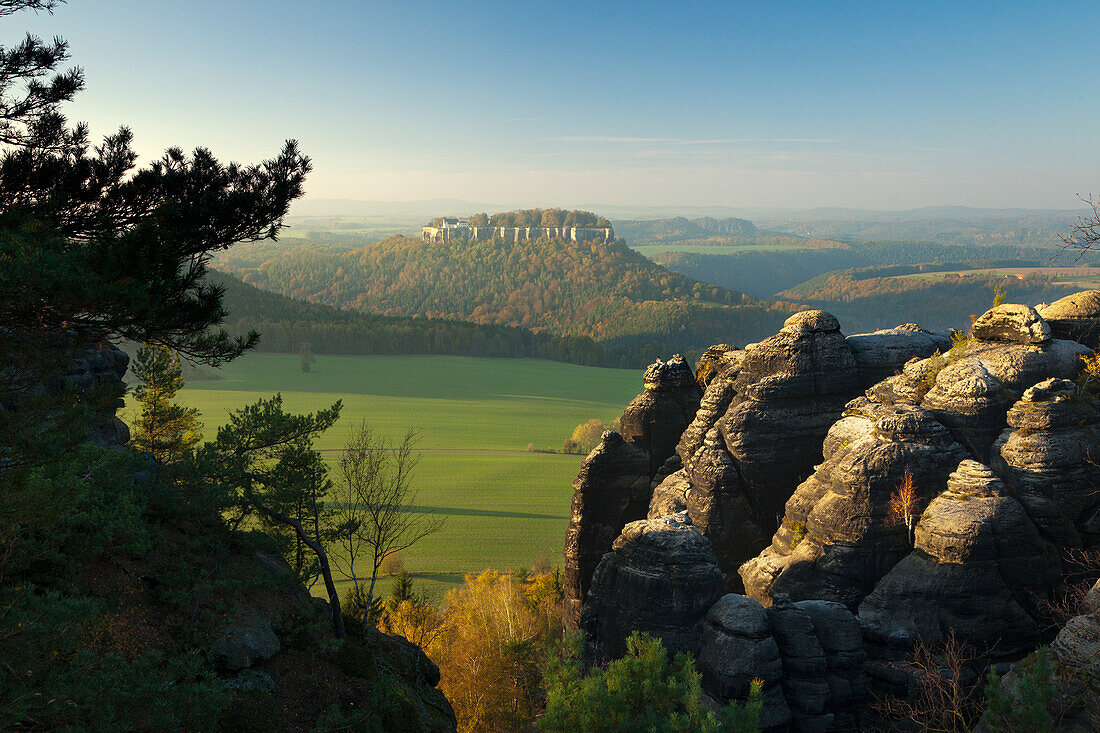 Blick vom Pfaffenstein zur Festung Königstein, Nationalpark Sächsische Schweiz, Elbsandsteingebirge, Sachsen, Deutschland