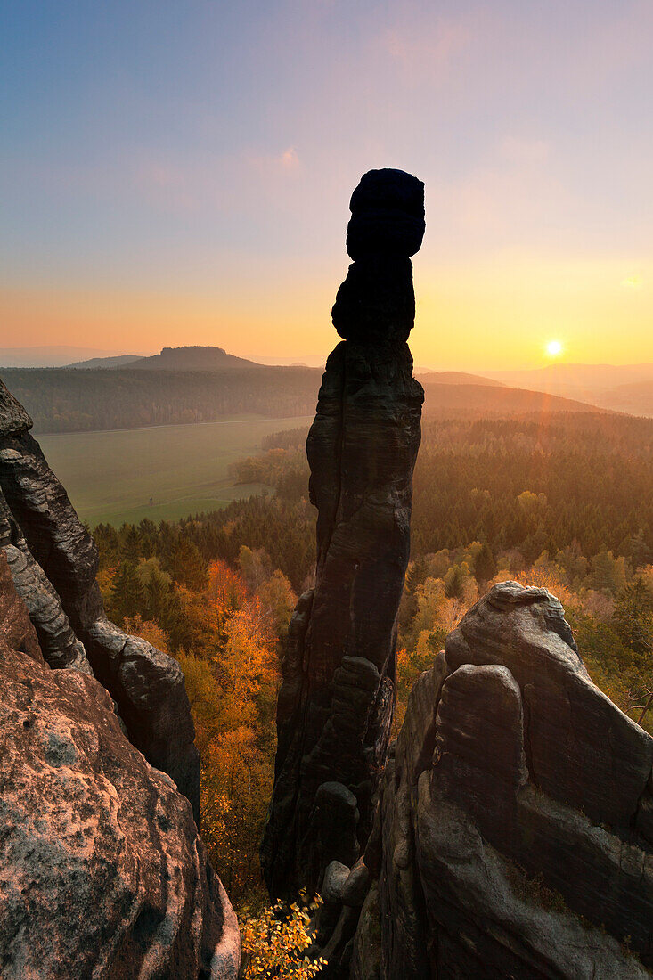 Felsnadel Barbarine, am Pfaffenstein, Papststein im Hintergrund, Nationalpark Sächsische Schweiz, Elbsandsteingebirge, Sachsen, Deutschland